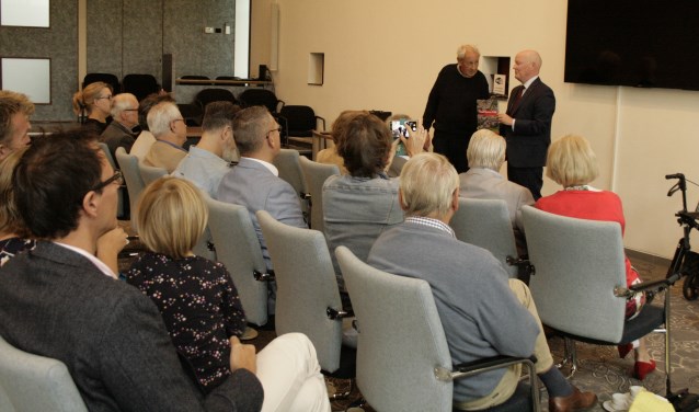 Burgemeester Van Bennekom nam het eerste exemplaar van 'Twaalf eeuwen Odijk' met plezier in ontvangst.