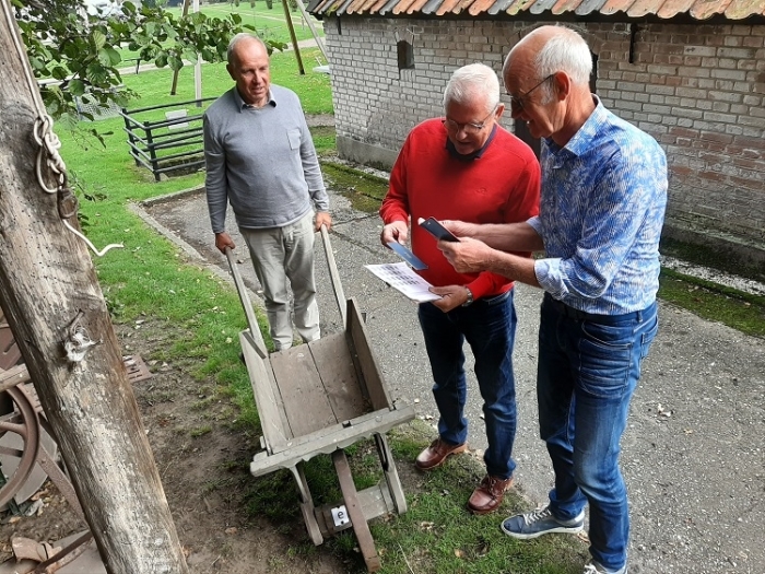 v.l.n.r. de heren Koster, De Vries en Lubbertsen aan het speuren
