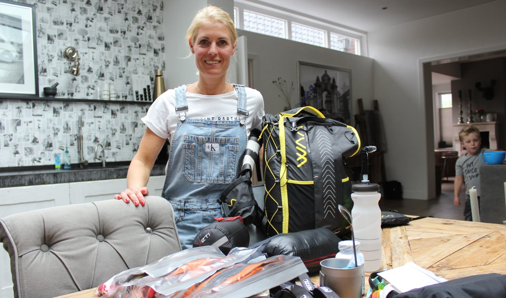 Jolijn Smulders: elf kilo bagage, inclusief eten en drinken, draagt ze bij zich tijdens de zevendaagse extreme tocht.