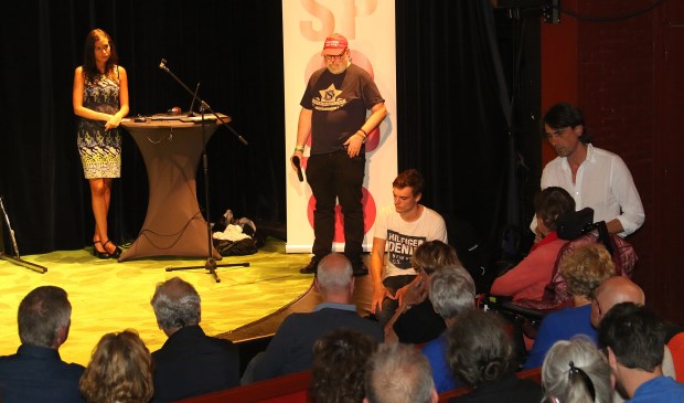 Op het podium vlnr: Cheimaa Aouni, Patrick Adriaans en Lennart de Looze (zittend).