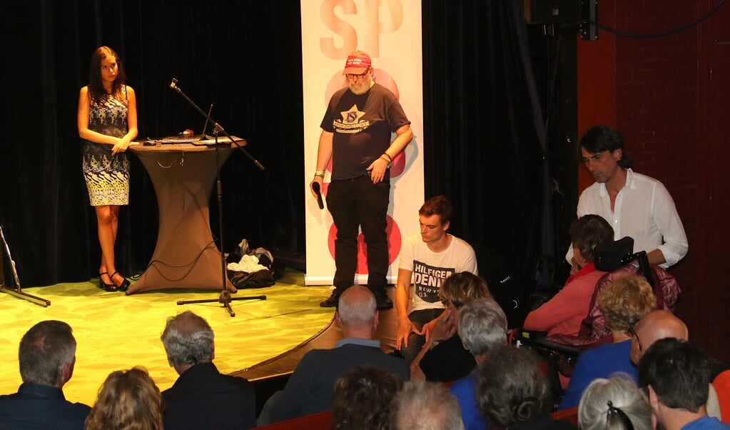 Op het podium vlnr: Cheimaa Aouni, Patrick Adriaans en Lennart de Looze (zittend).