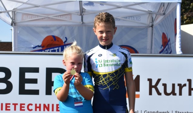 De 5-jarige Evi de Vries (links) werd Nederlands kampioen. Rechts Nick Hendriksen (10 jaar). Hij werd zesde.