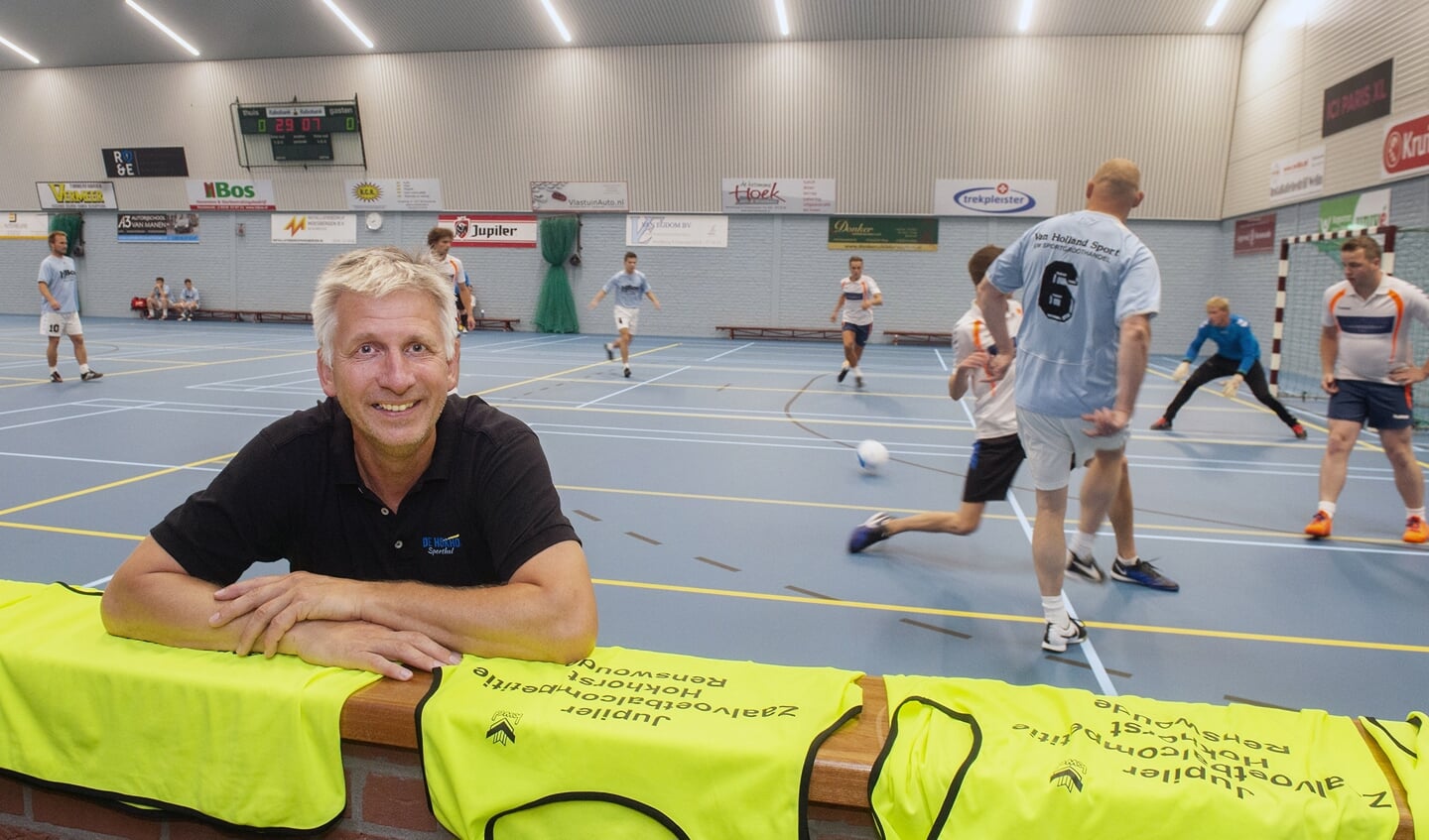 Hans Veldhuizen was onlangs 25 jaar beheerder van Sporthal De Hokhorst. Dat jublieum ging niet onopgemerkt voorbij.