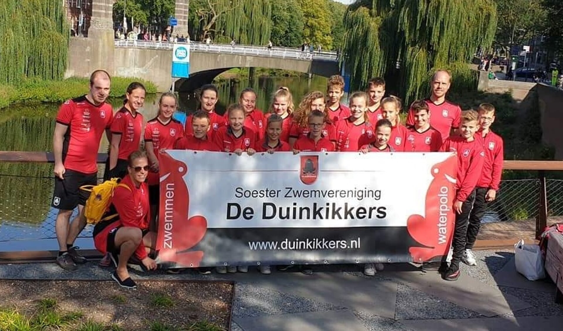 Duinkikkers Team - voor de start van Swim To Fight Cancer!