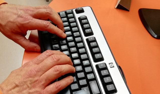 Handen aan toetsenbord