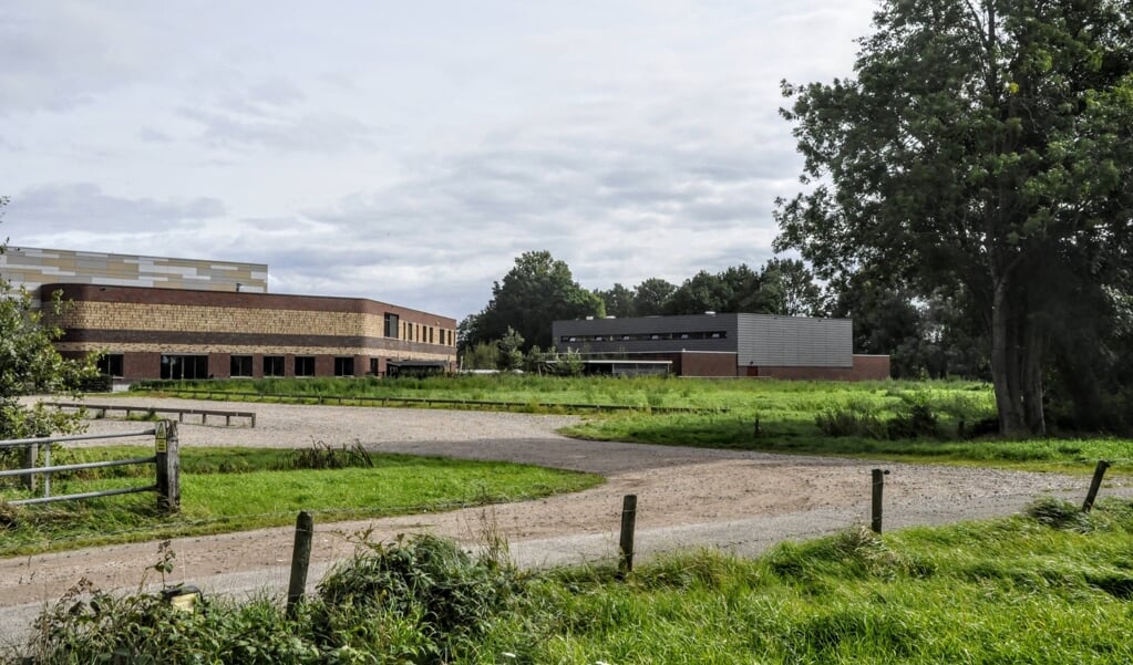 Tussen de Rehobothschool en een bomenrij ligt een weiland, waar de school een kinderboerderij wil realiseren.