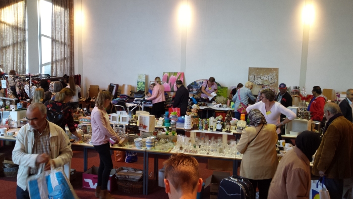 Mensen op de rommelmarkt