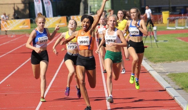 Céline van Heerikhuize wint 800 meter bij NK onder 16