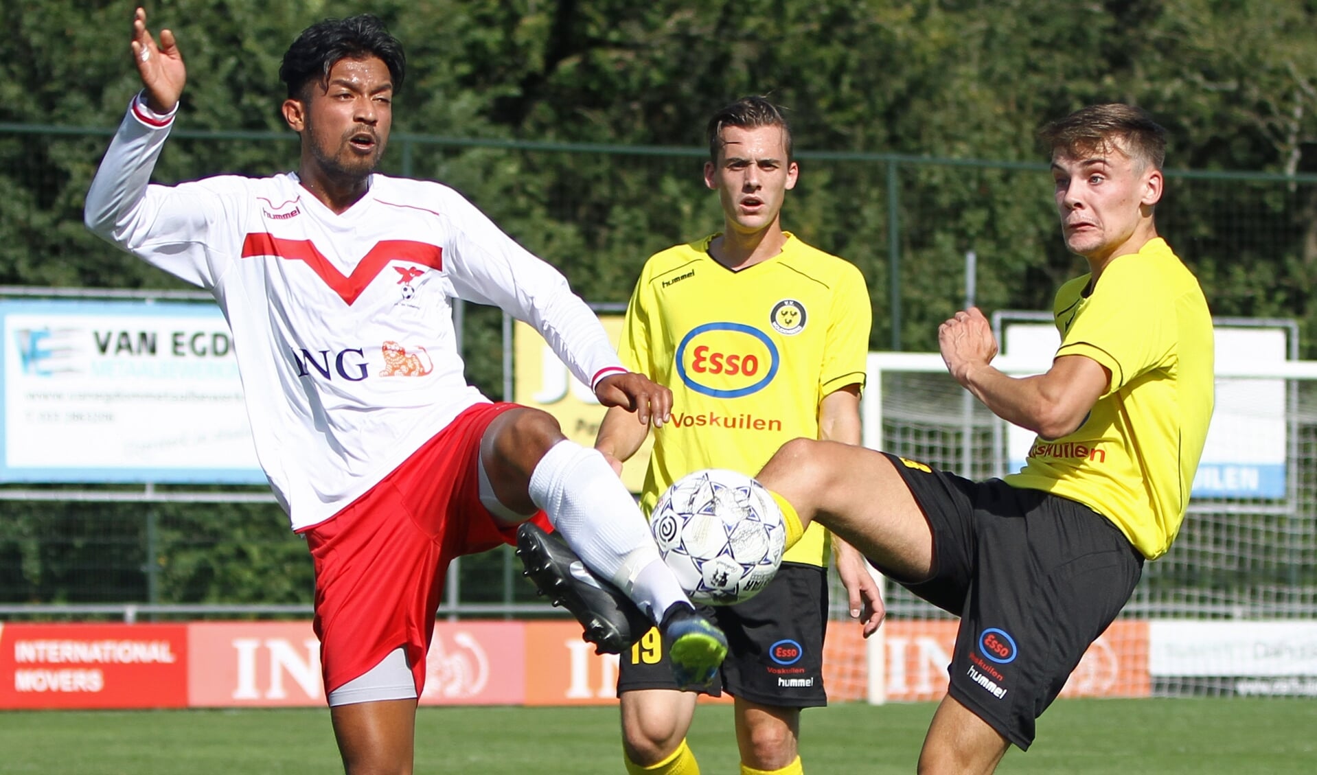 Joshua Akerina (Valleivogels) en Marcel de Groot (Woudenberg) in gevecht om de bal.