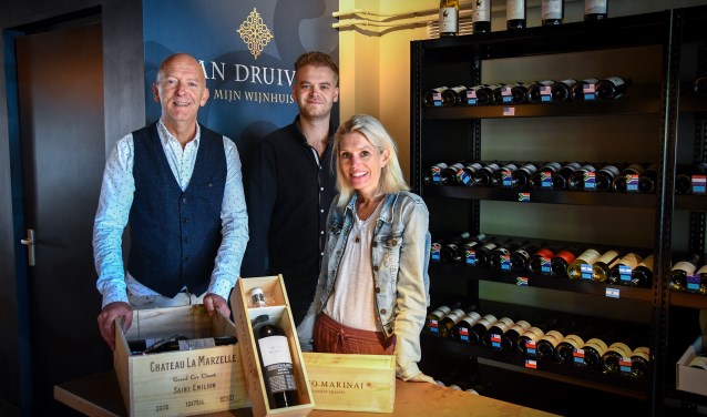 Jan van der Schans, Niels van der Schans en Eline Groenendijk vormen samen het team van Wijnhuis Van Druiven.