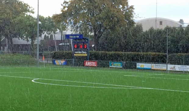 Score bord kon na een uur spelen in een stortbui de score niet bijhouden. Het leek 0-0 maar was inmiddels 10-0.