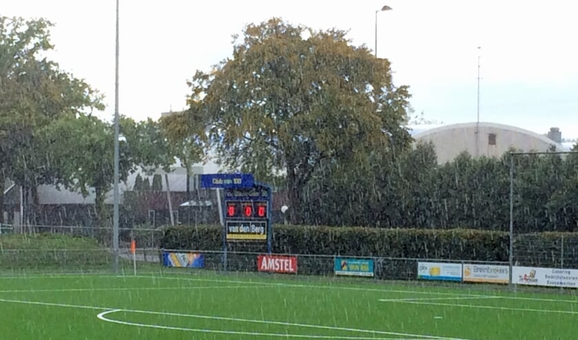 Score bord kon na een uur spelen in een stortbui de score niet bijhouden. Het leek 0-0 maar was inmiddels 10-0.