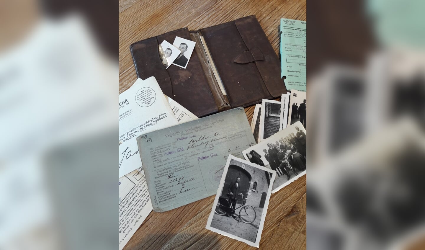 Een portefeuille van één van de weggevoerden uit de familie Bakker.