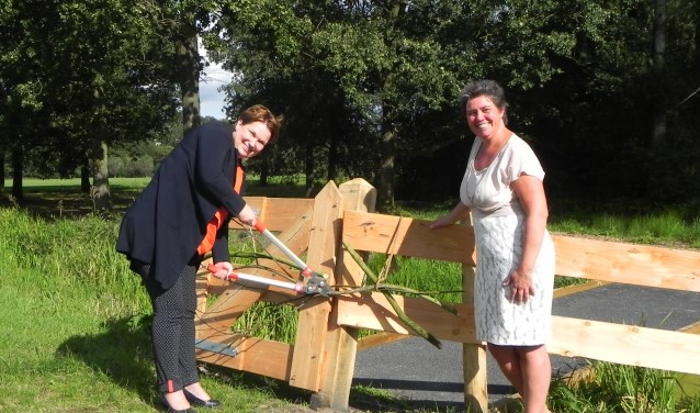 Met het doorknippen van een dikke tak verklaarde Wethouder Chantal Broekhuis Bijzonder Bos voor geopend.