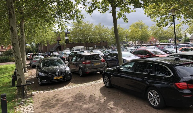 Het vrij parkeren bij het stadhuis wordt aan banden gelegd.