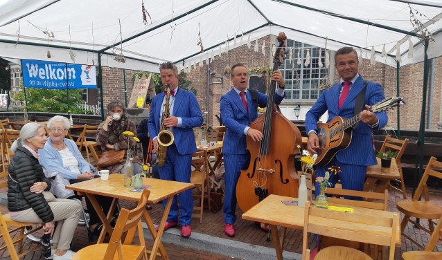 Gezellig koffie drinken en luisteren naar 'De Flamingo's'.