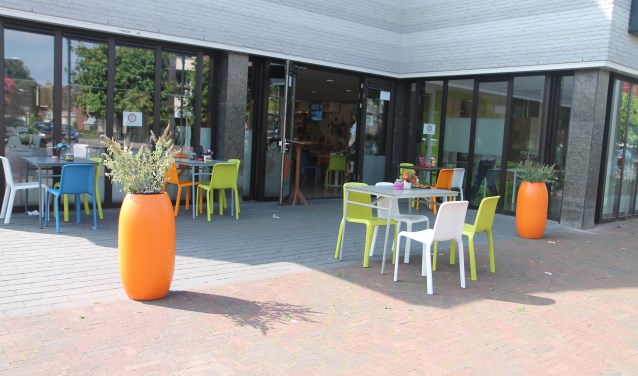 Het gezellige buitenterras van het Huiskamercafé.