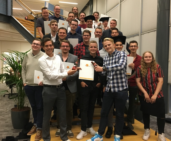 Trotse studenten HBO ICT met hun diploma