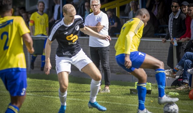 Martin Haar bekijkt het spel van zijn ploeg aandachtig.