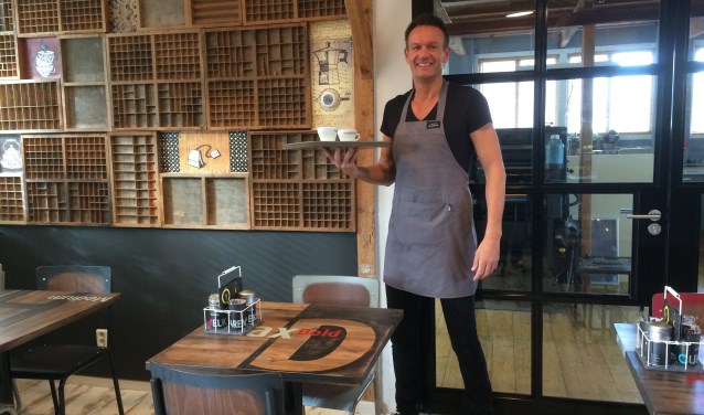 De koffie staat klaar bij Pim van Zwieten in luchlokaal De Drukker