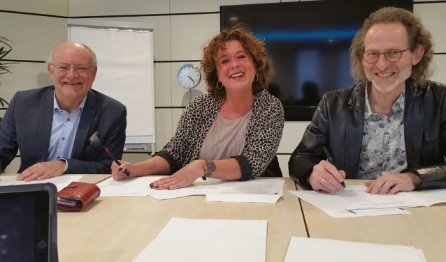 Wietze Smit, Wendy Torbijn en Jos Soons ondertekenen hun geloofsbrieven in april 2018. Maar deze romance is voorbij.