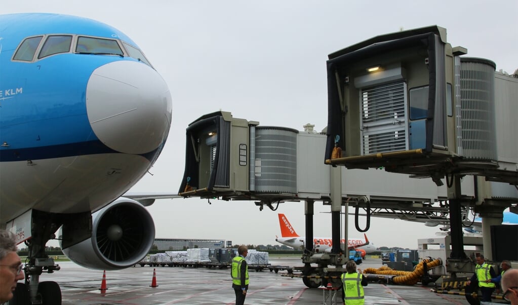 De eerste automatische passagiersbrug, een dubbele, is gereed om te worden aangesloten op de deuren van een Boeing 777.