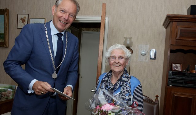 <p>Burgemeester Mark Röell is inmiddels een goede kennis van mevrouw Hartog. (archieffoto)</p>