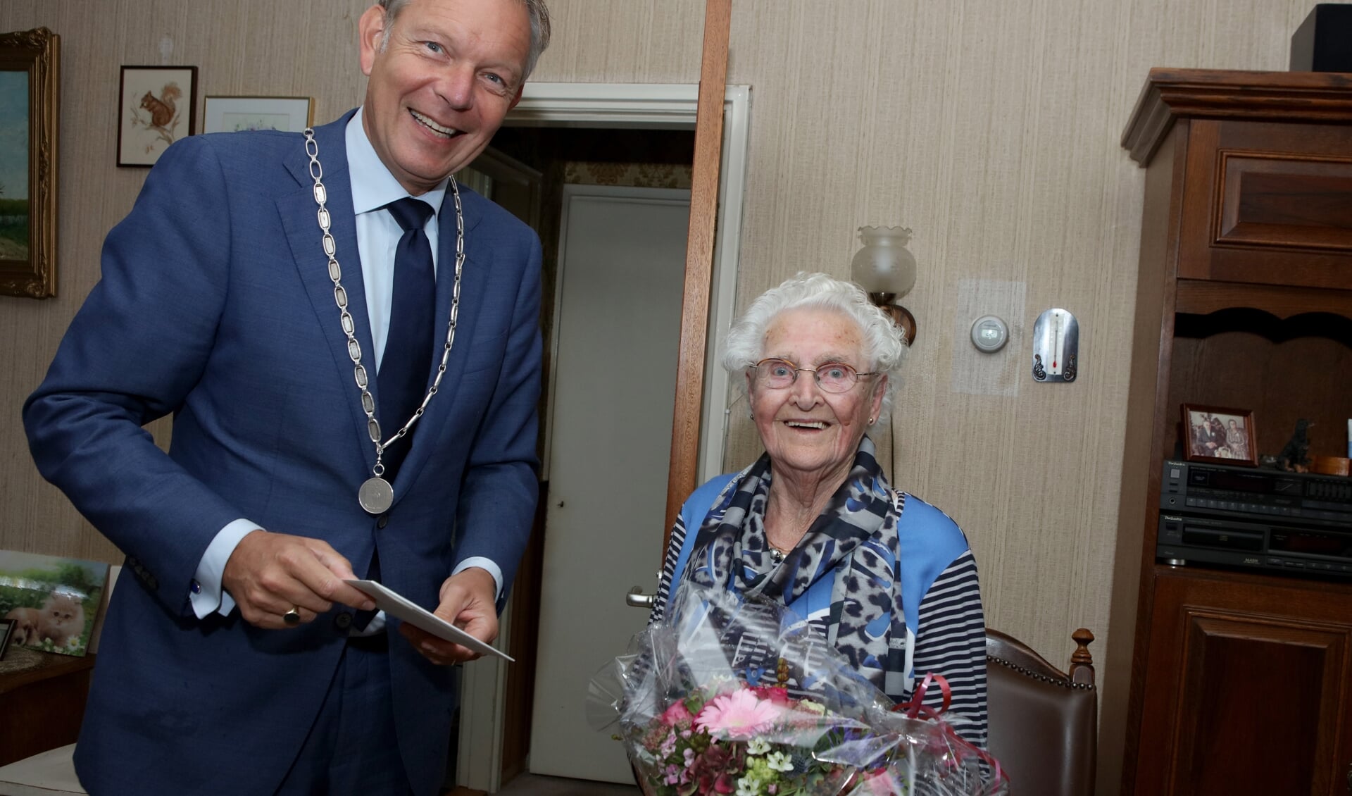 Burgemeester Mark Röell is inmiddels een goede kennis van mevrouw Hartog. (archieffoto)