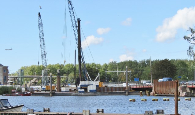 De zuidelijk brug is inmiddels gesloopt en er wordt gewerkt aan de fundering van de nieuwe brug.