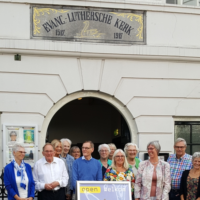 Het team Open Kerk poseert vanwege het 10-jarig jubileum van de openstelling