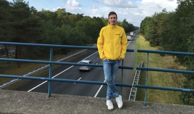 Pieter-Jan met op de achtergrond de A28.
