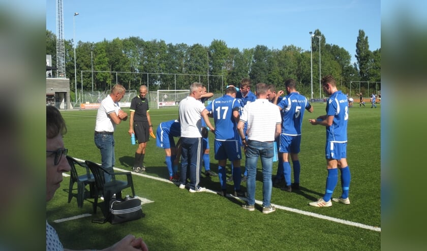 Drinkpauze tijdens bekerduel van Hardinxveld in Asperen