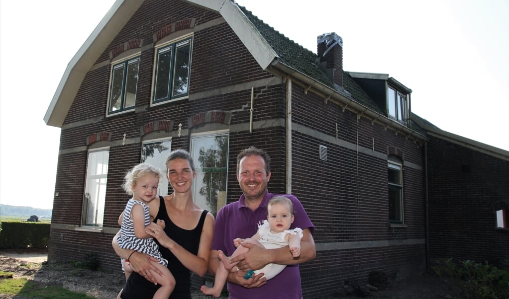 Claudia en Gijsbert met hun kinderen bij de oude boerderij. Het aangezicht komt terug in hun nieuwe woning.