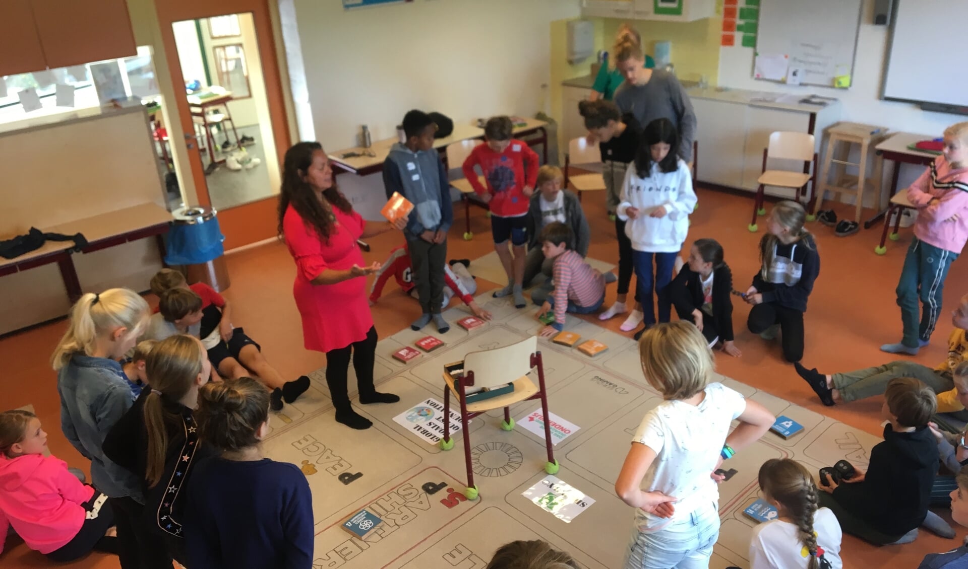 Leerlingen van de Brede School Rembrandt spelen de try-out van het spel.