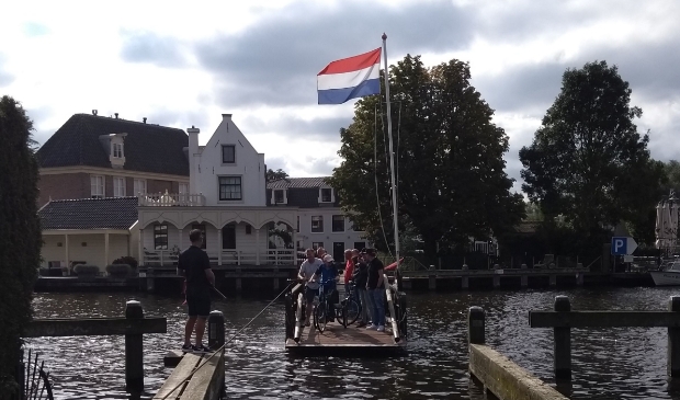 <p>Het pontje vaart zondag over de Amstel.</p>