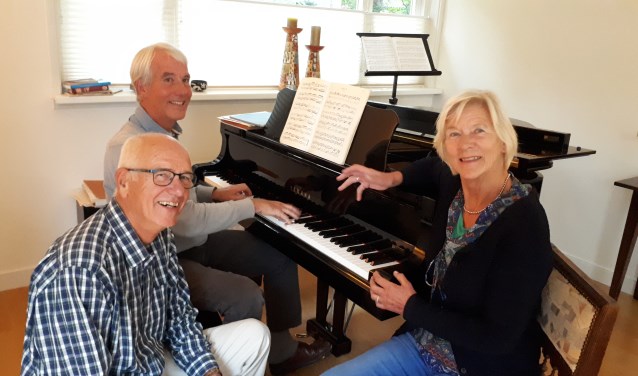 Jaap Wiersma (piano), Frans Kooymans en Nienke Lettinga zijn druk met de concertreeks Muziek in de Theresia.