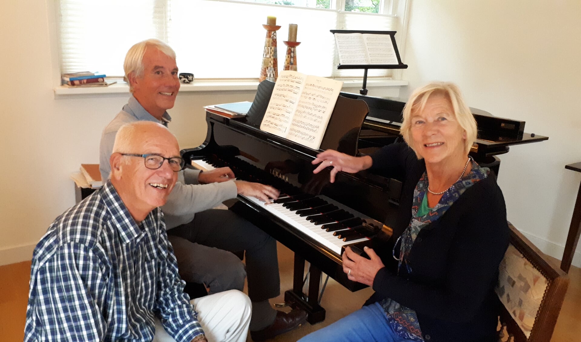 Jaap Wiersma (piano), Frans Kooymans en Nienke Lettinga zijn druk met de concertreeks Muziek in de Theresia.