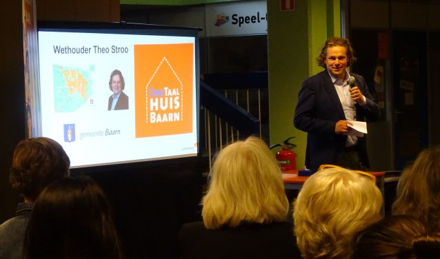 Wethouder Theo Stroo spreekt de aanwezigen toe.