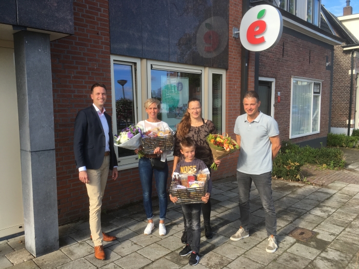 Henk Roubos (l) en Gert van de Bor (r) reikten de prijzen uit aan de familie Van Geresteijn en familie Rikkers.