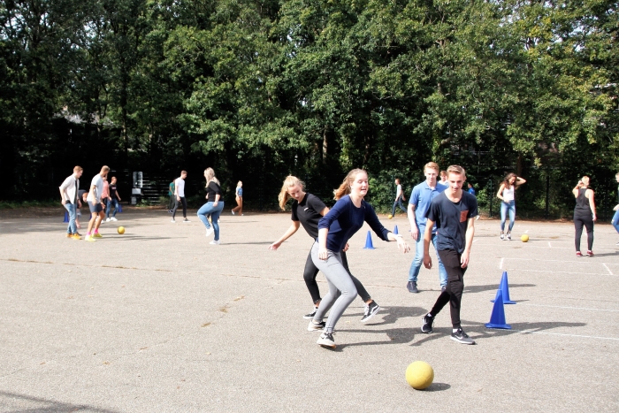 Studenten trainen op het plein van de Vondelschool