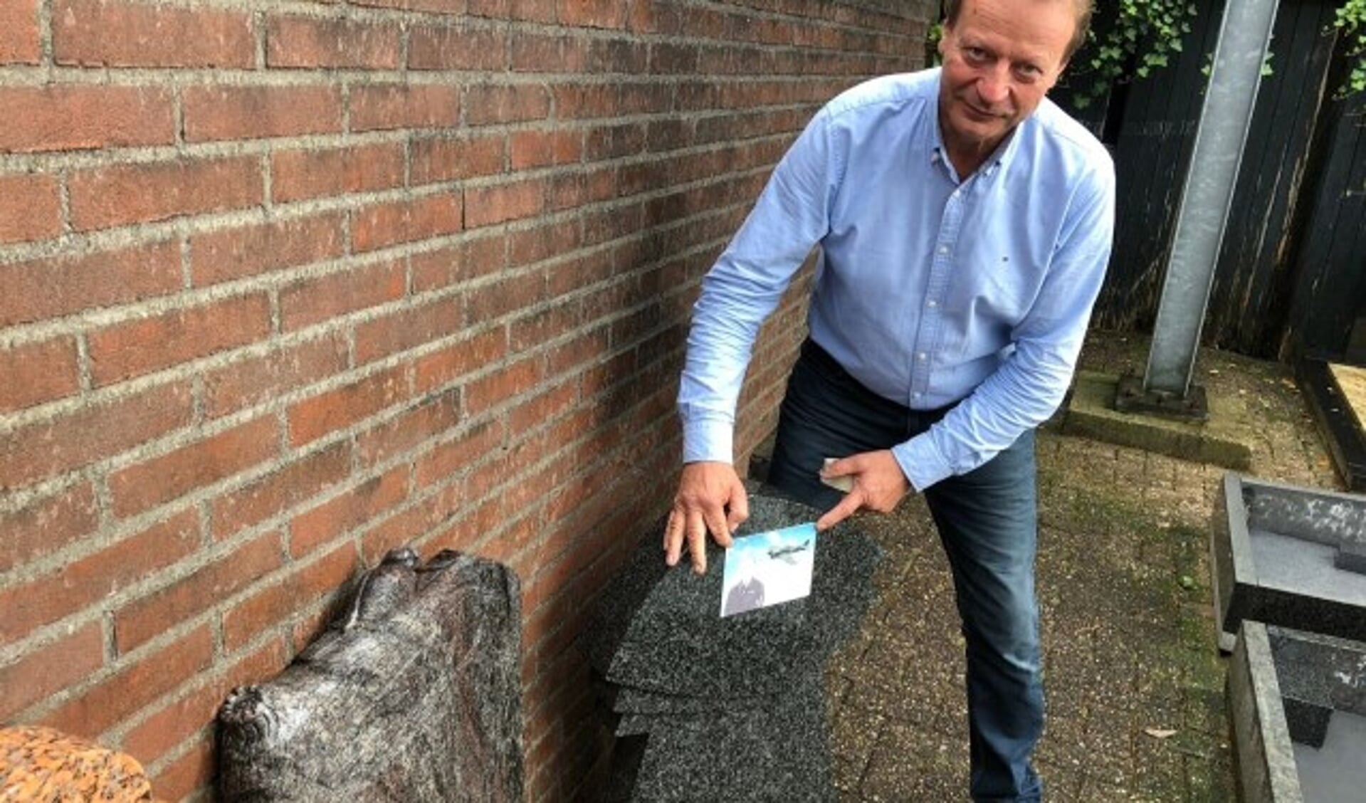 De Veenendaalse steenhouwer Diederik Buddingh toont de gedenksteen en het ontwerp hierop. Op maandag 7 oktober wordt deze geplaatst. (Foto: PR)