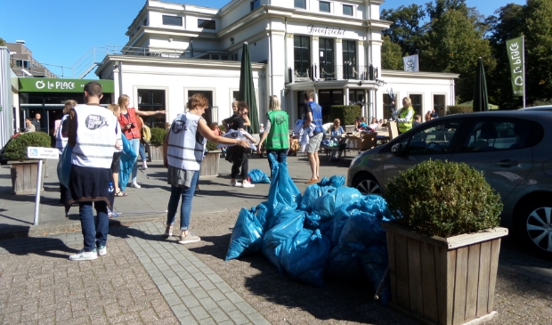 <p>De eerste editie van World Cleanup Haarlem bracht vuilniszakken vol zwerfafval op.</p>
