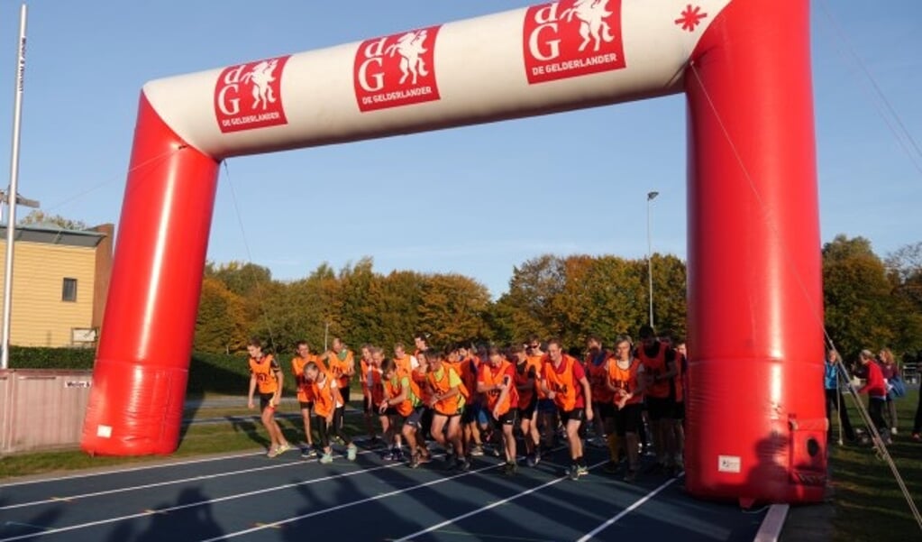 Start en finish van de Veluweloop is zoals vanouds op de blauwe atletiekbaan van Sportcentrum De Bongerd. 