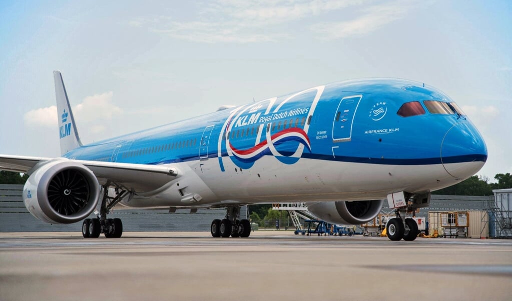 De eerste Boeing 787-10 Dreamliner, het nieuwste vliegtuigtype van de KLM draagt grote 100 jaar-titels om het eeuwfeest te benadrukken.