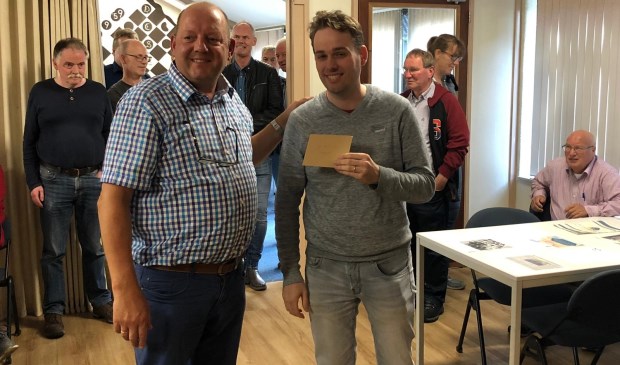Voorzitter Jaap Heij (links) deelt de eerste geldprijs uit Joost Hendriksen VBI Huissen 1..