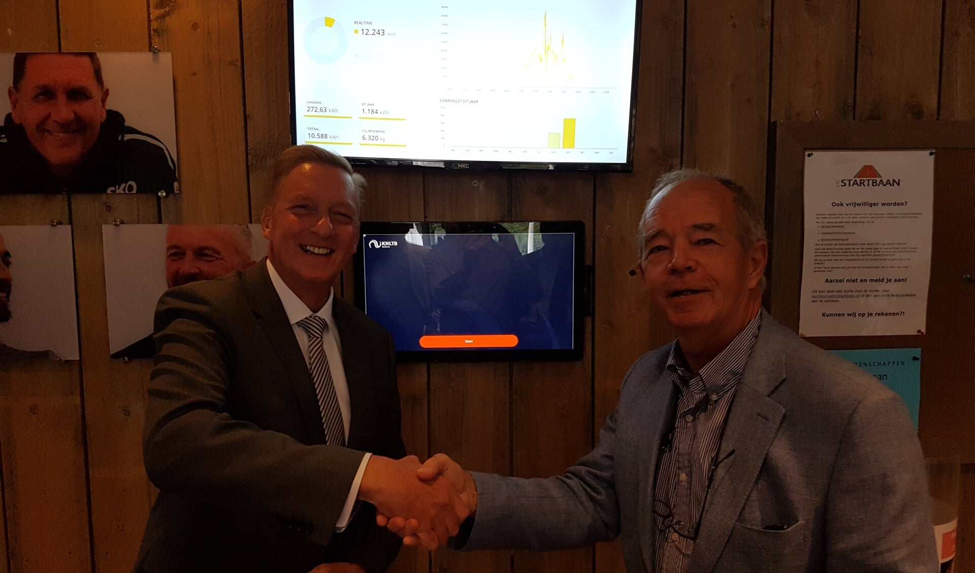 Wethouder Ellermeijer (links) feliciteert Cees van der Togt van sportcentrum Startbaan met het resultaat van de verduurzaming.
