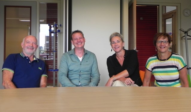 40 jaar directie ziet uit naar alle mooie ontmoetingen met (ex-)collega's en (ex-)leerlingen. v.l.n.r: Wijbe Douma, Martijn van Kooten, Marjolein de Jongh en Corine Flapper