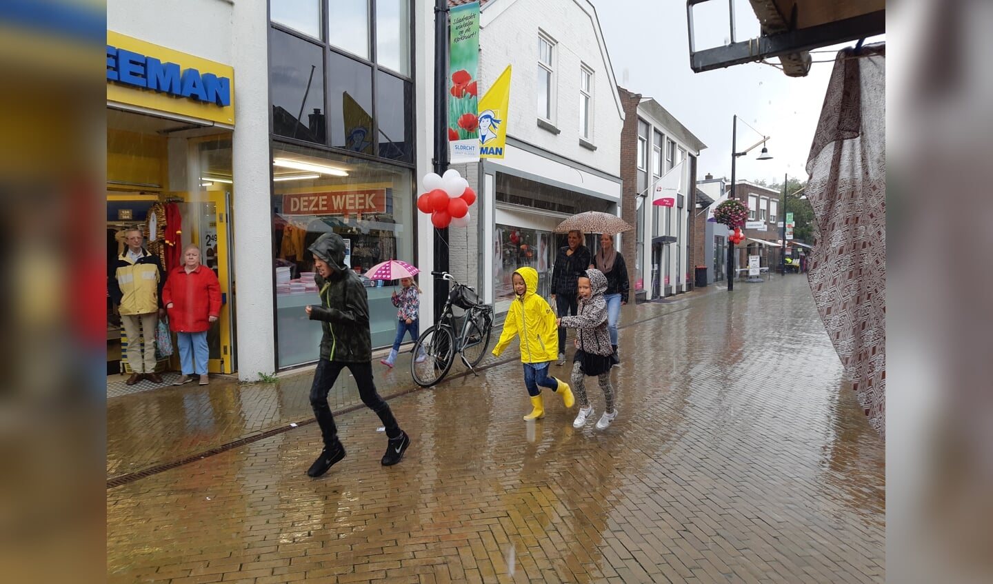 Er waren een aantal flinke stortbuien: dat betekende schuilen of rennen door de regen!