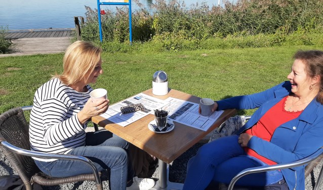 Carin en Karin (rechts) maken het mogelijk om in contact te komen met anderen via de website Vriendenkiezen.nl.