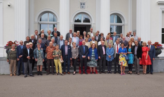 Het gezelschap van 26 gouden bruidsparen met burgemeester Roest en zijn vrouw op het bordes van het gemeentehuis van Bloemendaal